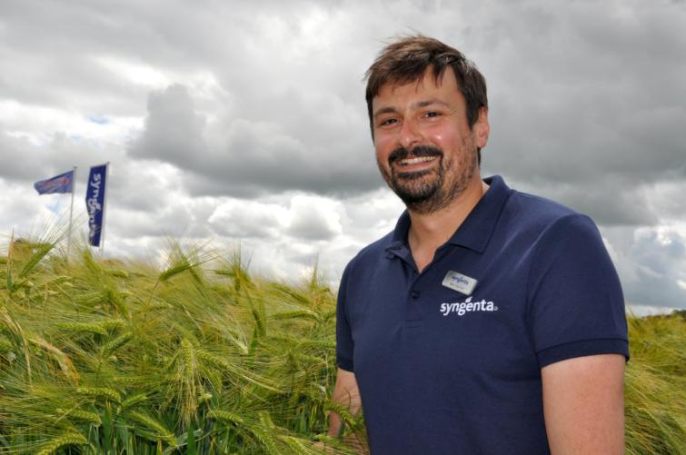 ben_in_field